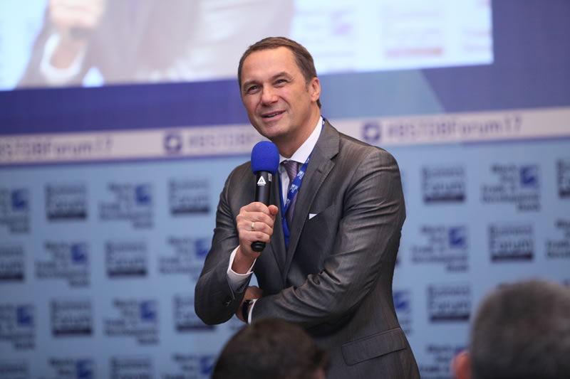 BSTDB Forum Moderator Valery Aksenov announces signing ceremonies.