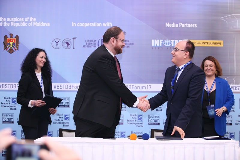 Sergiu Cioclea, Governor of National Bank of Moldova and BSTDB President sign a Memorandum of Understanding.