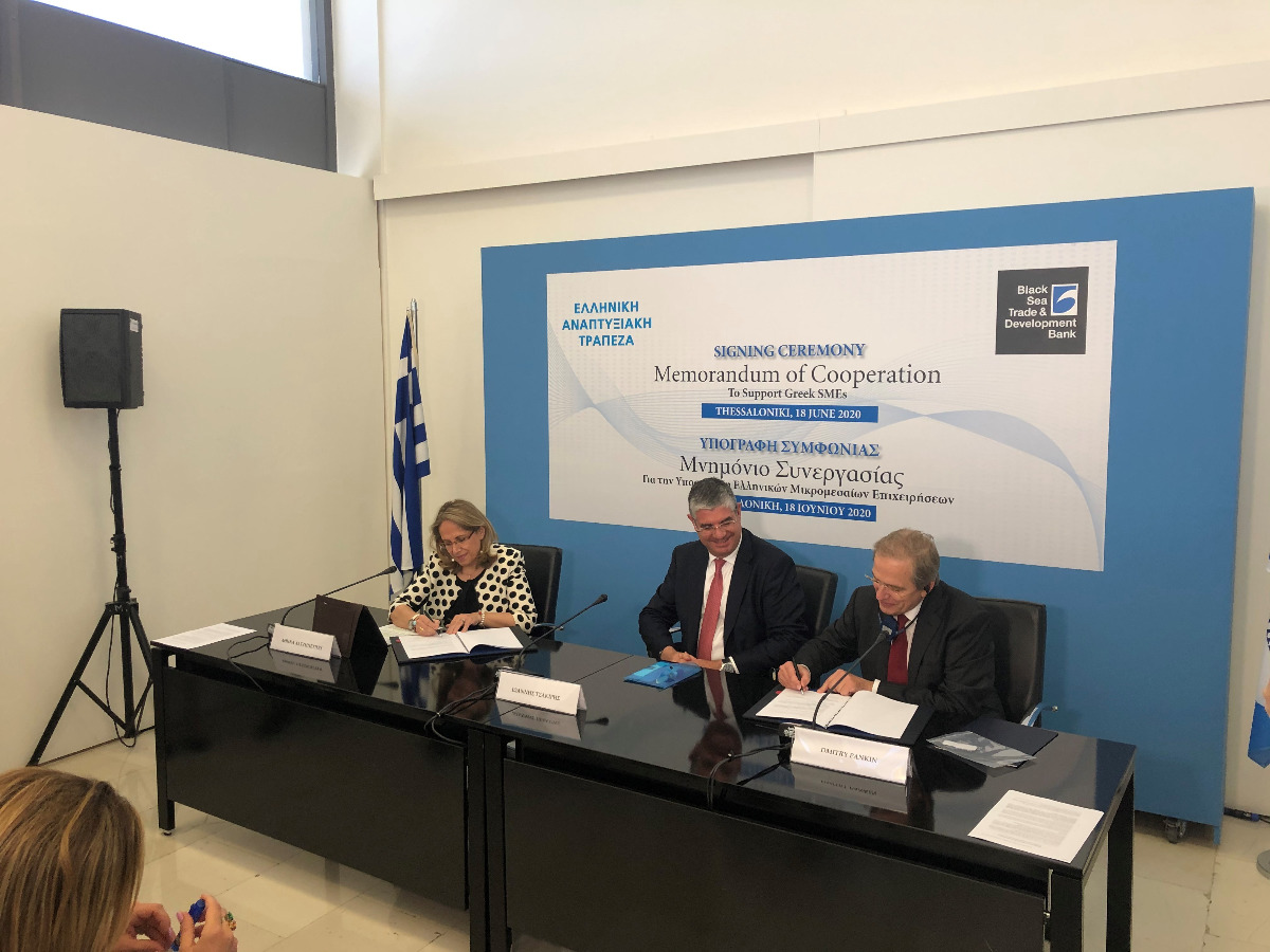 Signing with HDB:
Athina Hatzipetrou, President of the Hellenic Development Bank and Dmitry Pankin, BSTDB President ( right) sign the Memorandum of Cooperation in the presence of Deputy Minister of Development and Investments of Greece Ioannis Tsakiris ( center).