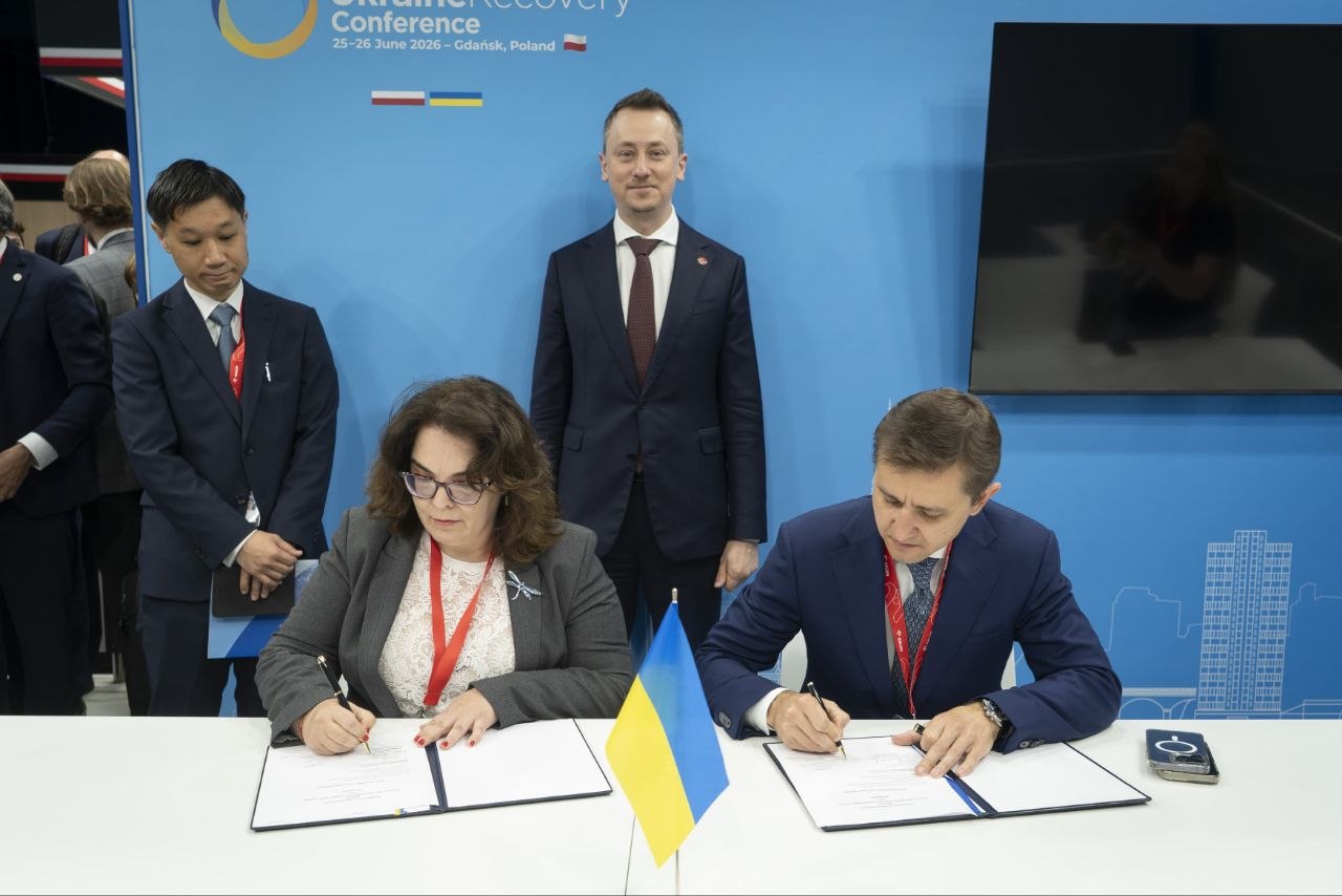 BSTDB and Metinvest representatives sign a cooperation agreement during the Ukraine Recovery Conference 2026 in Gdańsk, Poland..