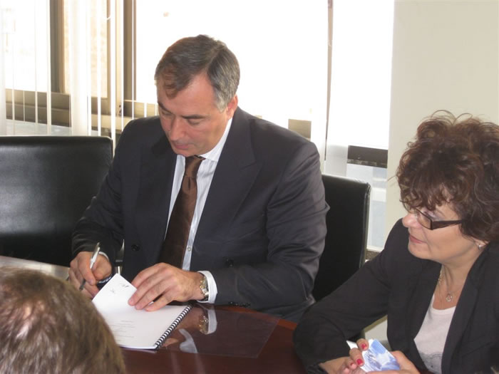 geniki_signing_1.jpg